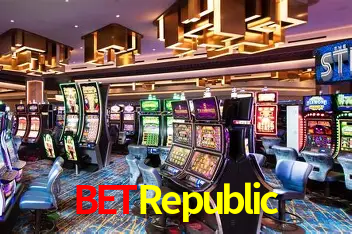 Escena dinámica inspirada en casino con iluminación BetRepublic, cartas, fichas e íconos de juegos digitales en un espacio moderno de juegos.